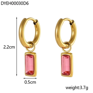 Detailansicht goldene Ohrringe mit rosa Kristallanhängern, Maße 2,2cm und Gewichtsangabe