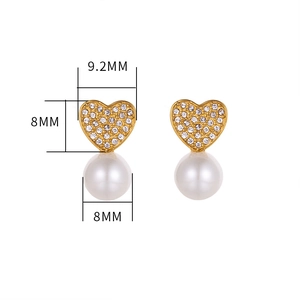 Gros plan boucles d'oreilles cœur doré avec cristaux pavés et perles de 8mm, dimensions incluses