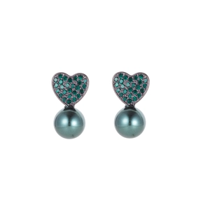 Vue détaillée des boucles d'oreilles cœur avec cristaux verts et perles pendantes