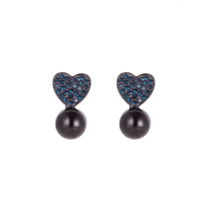 Détail de boucle d'oreille cœur avec cristaux bleus et perle noire sur blanc