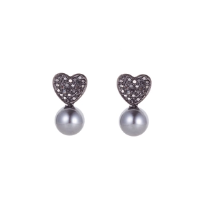 Détails de boucles d'oreilles cœur serties de cristaux noirs et perle grise élégante