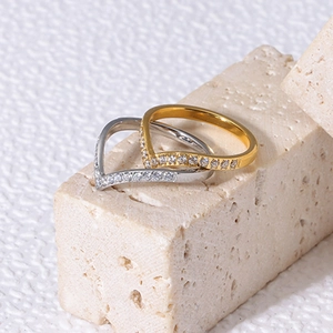Minimalistische V-förmige Titanstahlringe in Gold und Silber mit CZ-Diamant-Pavé-Besatz