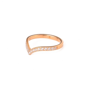 Makroaufnahme des V-förmigen Rings in Roségold mit funkelnden Zirkonia-Steinen