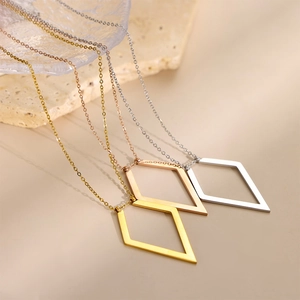 Minimalistische geometrische Rauten-Halskette in Gold, Roségold und Silber auf Stein
