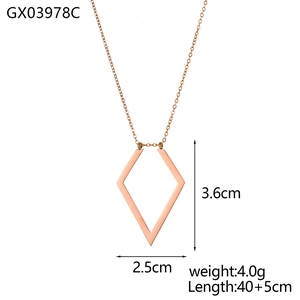 Detailansicht der goldenen Rauten-Halskette mit Maßen von 3.6cm und 2.5cm Länge