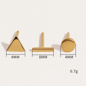 Set di orecchini a perno geometrici dorati con forme a triangolo, barra e cerchio