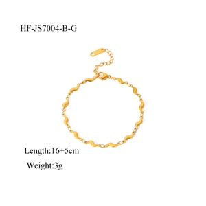 Détail du bracelet chaîne ondulé plaqué or 18K avec fermoir ajustable et étiquette