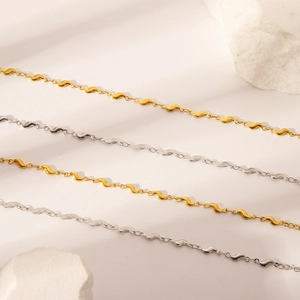 Parure de colliers minimalistes en or 18 carats et argent avec maillons en forme de S