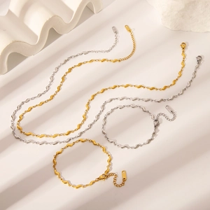 Détail de l'ensemble de bijoux ondulés en plaqué or 18 carats avec gravure K18
