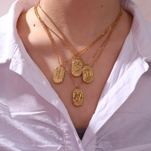Collar de Colgante del Zodiaco de Acero Inoxidable Vintage Francés Chapado en Oro 18K Moneda Ovalada Relieve Diamantes Imitación Mujer