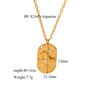 Detalle del relieve del signo Acuario en colgante ovalado dorado con brillantes pedrerías