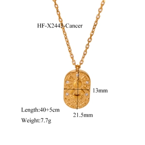 Detalle del colgante ovalado del signo Cáncer en acero dorado con finos cristales