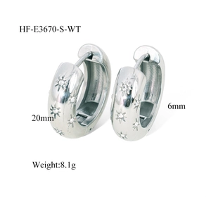Macro detail of silver starburst engraved earrings with size 20mm and weight parameters