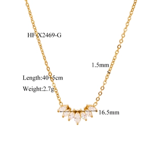 Detail eines fächerförmigen Blütenanhängers mit Zirkonia an einer goldenen Halskette