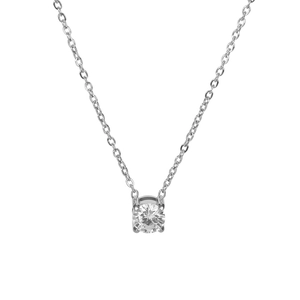 Vue macro d'un pendentif en zircon à quatre griffes sur une chaîne argentée élégante