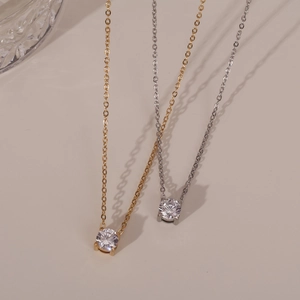 Vue détaillée de colliers minimalistes dorés et argentés avec pendentifs en zircone brillant