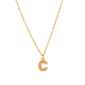 Dettaglio della collana con ciondolo lettera C placcata oro 18K con cristalli brillanti