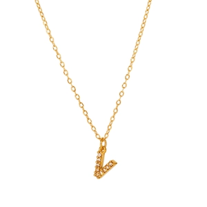 Dettaglio del ciondolo lettera V placcato oro 18K con pavé di zirconi scintillanti