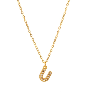 Dettaglio collana placcata oro 18K con ciondolo a lettera U impreziosito da cristalli