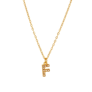 Dettaglio di una collana placcata oro 18K con un ciondolo a forma di lettera F con cristalli
