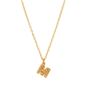 Dettaglio della collana con pendente a lettera M placcata oro 18K e strass brillanti