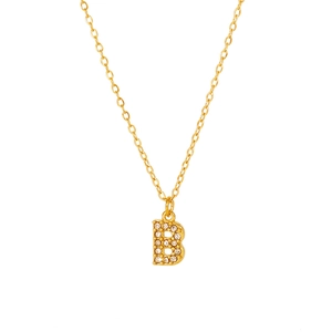 Dettaglio della collana con ciondolo a lettera B dorata con brillanti cristalli di zircone