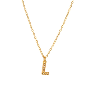 Dettaglio macro della collana con pendente lettera L in oro 18K con piccoli zirconi