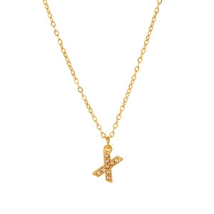 Dettaglio collana placcata oro 18K con pendente a lettera X micro-pave e catena a O