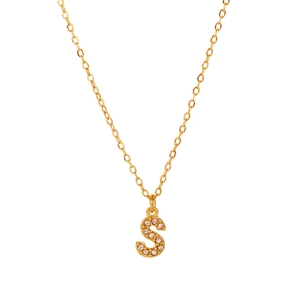 Dettaglio della collana con pendente a lettera S placcata oro 18K con diamanti brillanti