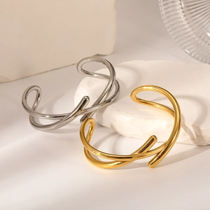 Bracelets joncs ouverts en acier inoxydable plaqué or 18 carats au design croisé
