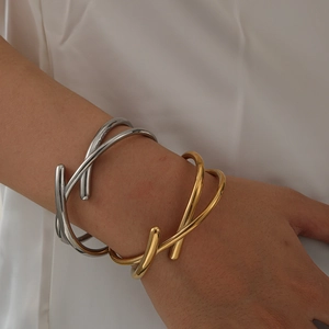 Bracelet Jonc Croisé Minimaliste en Acier Inoxydable Plaqué Or 18K Géométrique Ouvert Bijoux de Mode Étanche pour Femme