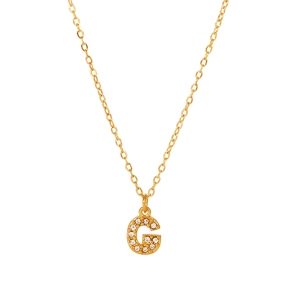 Dettaglio macro della collana con pendente lettera G placcata oro 18K con cristalli bianchi