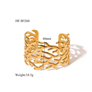 Detail eines 40mm breiten vergoldeten Edelstahl-Armreifs im hohlen Zweig-Design