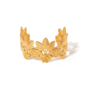 Detail der 18K vergoldeten Edelstahl-Manschette mit hohlen floralen Rosenmustern
