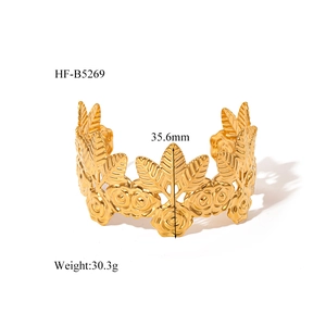 Makroaufnahme von 18K vergoldetem Hohlblumencuff, Abmessungen 35,6 mm und 30,3 g Gewicht