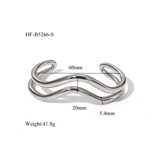 Détail d'un bracelet jonc double ligne ondulée avec dimensions de 60 mm et 20 mm