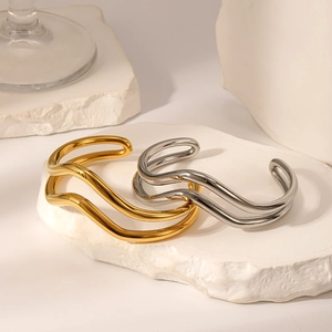 Bracelet jonc ouvert à double vague en acier inoxydable poli or 18 carats et argent
