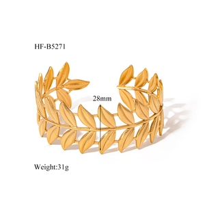 Detailaufnahme der 18K vergoldeten Blatt-Manschette mit Maßen und Gewichtsangaben