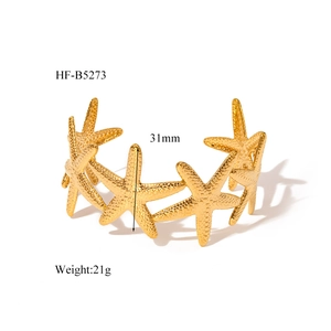 Detailansicht des goldenen Seestern-Armreifs mit 31 mm Breite und 21 g Gewicht