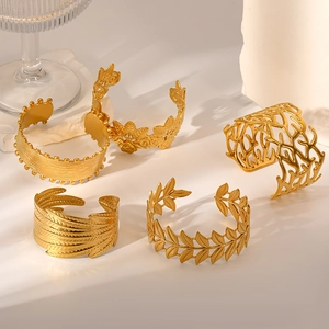Goldene Edelstahl Armreifen mit hohlen Astblatt- und Blumenmustern in Vintage-Optik
