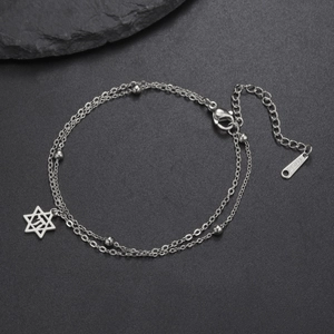 Détail d'une chaîne double en acier inoxydable avec pendentif symbole Hexagramme Chai
