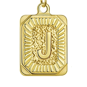 Macro detail van gouden rechthoekige hanger met letter J en getextureerde afwerking