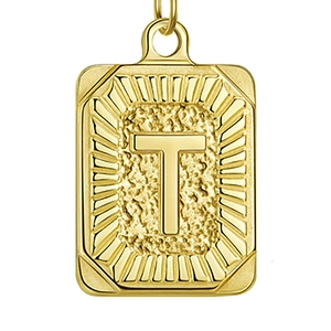 Macro-opname van een gouden vierkante hanger met gehamerde afwerking en de letter T