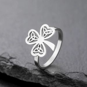 Detailaufnahme von Kleeblatt Ring mit keltischen Knoten auf einer grauen Steinplatte