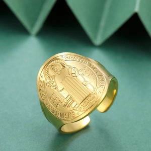 Primer plano detallado del anillo de medalla de San Benito chapado en oro de 18K
