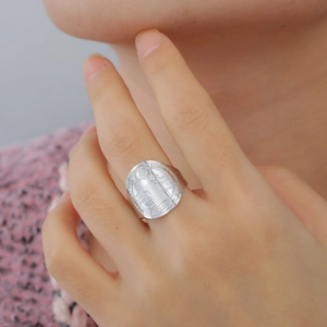 Anillo de sello de San Benito en plata con baño de oro de 18 quilates y grabados