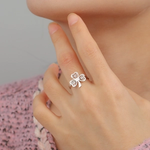 Polierter Kleeblatt-Ring aus Edelstahl mit keltischem Knoten am Finger getragen