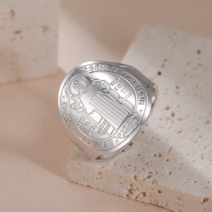 Anillo de sello de San Benito en plata pulida sobre piedra beige, estilo religioso
