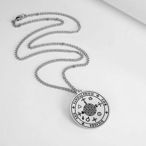 Gros plan du pendentif talisman en acier inoxydable argenté avec gravure Sandalphon