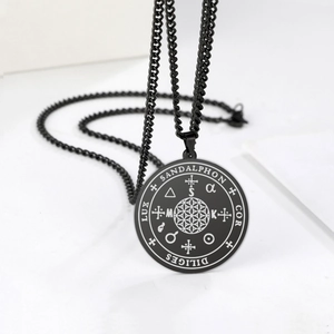 Vue détaillée du pendentif noir en acier inoxydable avec gravure laser géométrie sacrée
